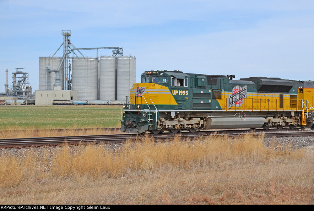 UP 1995 and UP 3074 pulling their train out of the Scoular plant